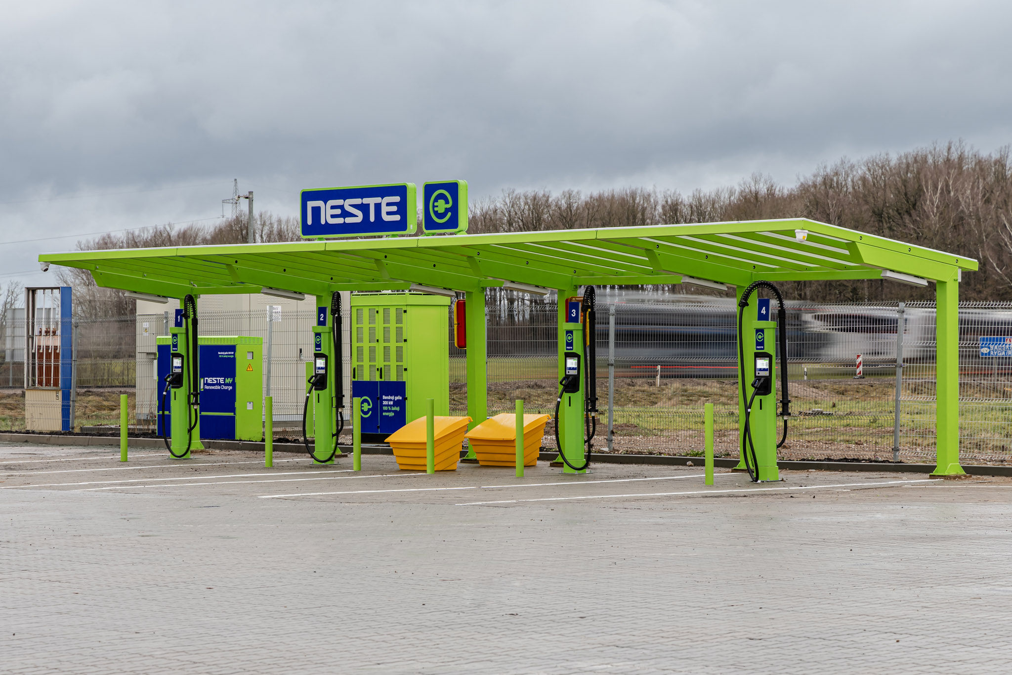 „Neste Lietuva” degalinių tinkle – pirmoji 300 kW galios elektromobilių įkrovimo stotelė