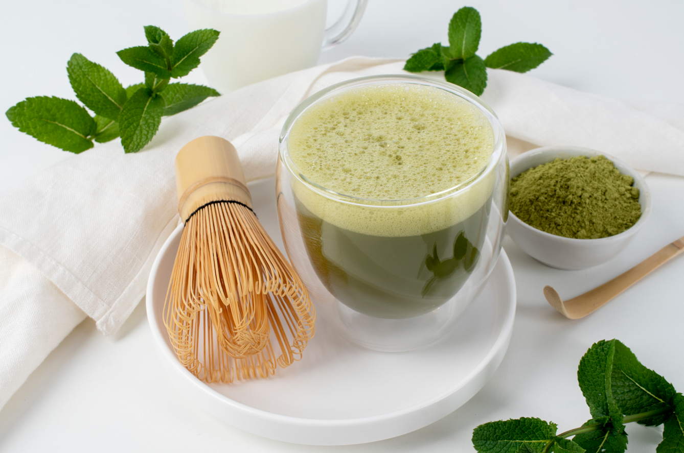 Energijos užtaisas žaliojoje arbatoje - kodėl matcha pakeis jūsų kavos įpročius