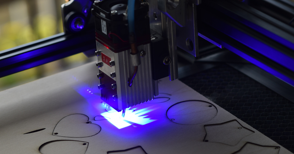 Lazerinio graviravimo technologijos evoliucija: nuo rankinio graviravimo iki šiuolaikinių lazerių