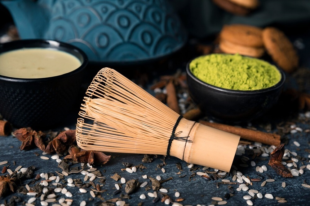 Matcha ritualas - kodėl šluotelė yra nepakeičiama priemonė?