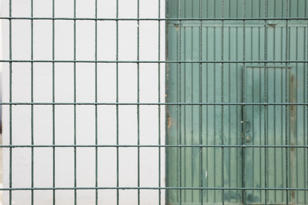 Erdvės pertvarkymas sandėliuose: kuo naudingi vielos tinklai?