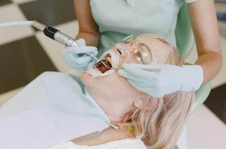 Išimami ar fiksuoti protezai – ką rinktis geresniam kramtymui?