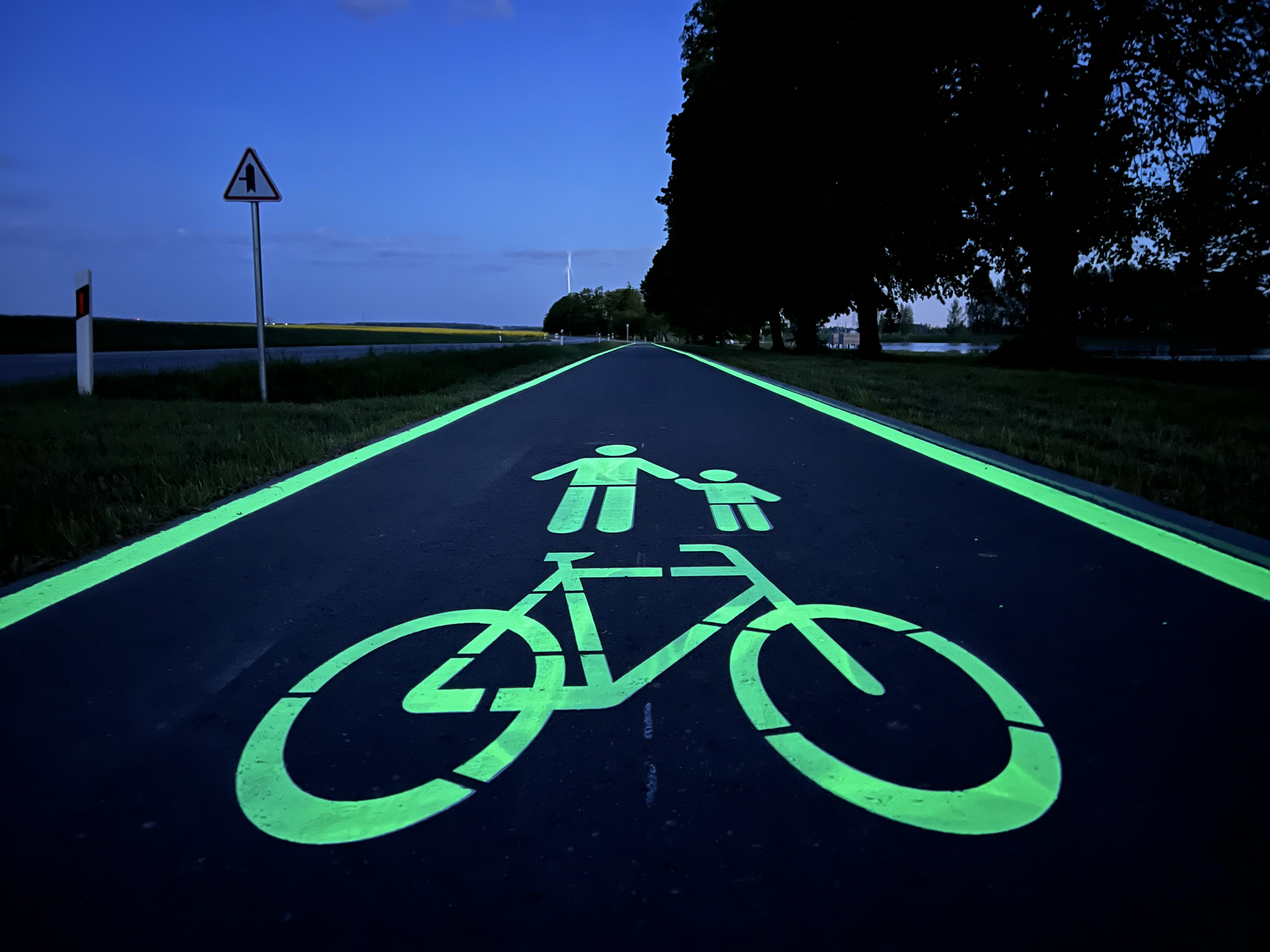 Tai, ko Lietuvoje dar nebuvo: „Via Lietuva“ pėsčiųjų ir dviračių taką paženklino naktį švytinčiais dažais