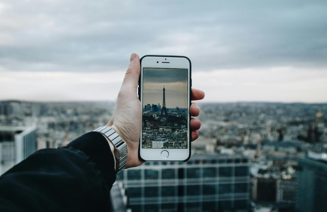 Kelionėse naudojatės viešu „Wi-Fi“ ir įkrovimo stotelėmis? Ekspertas įspėja dėl grėsmių