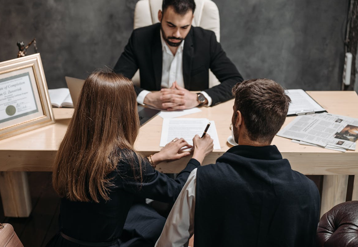 Notarai - kaip jie iš tikrųjų mums padeda ir ar jų paslaugos brangsta?