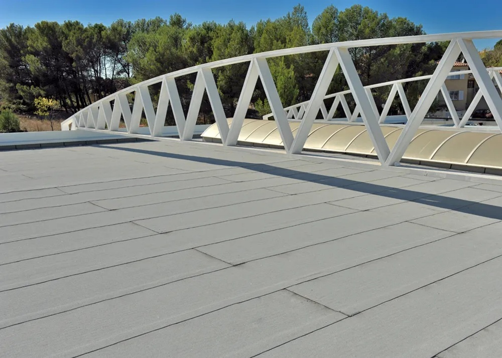 Kuo bituminė stogo danga skiriasi nuo čerpių ar PVC dangos?