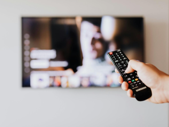 Kova dėl mūsų dėmesio: ekspertė atsako, kaip keičiasi lietuvių turinio žiūrėjimo įpročiai