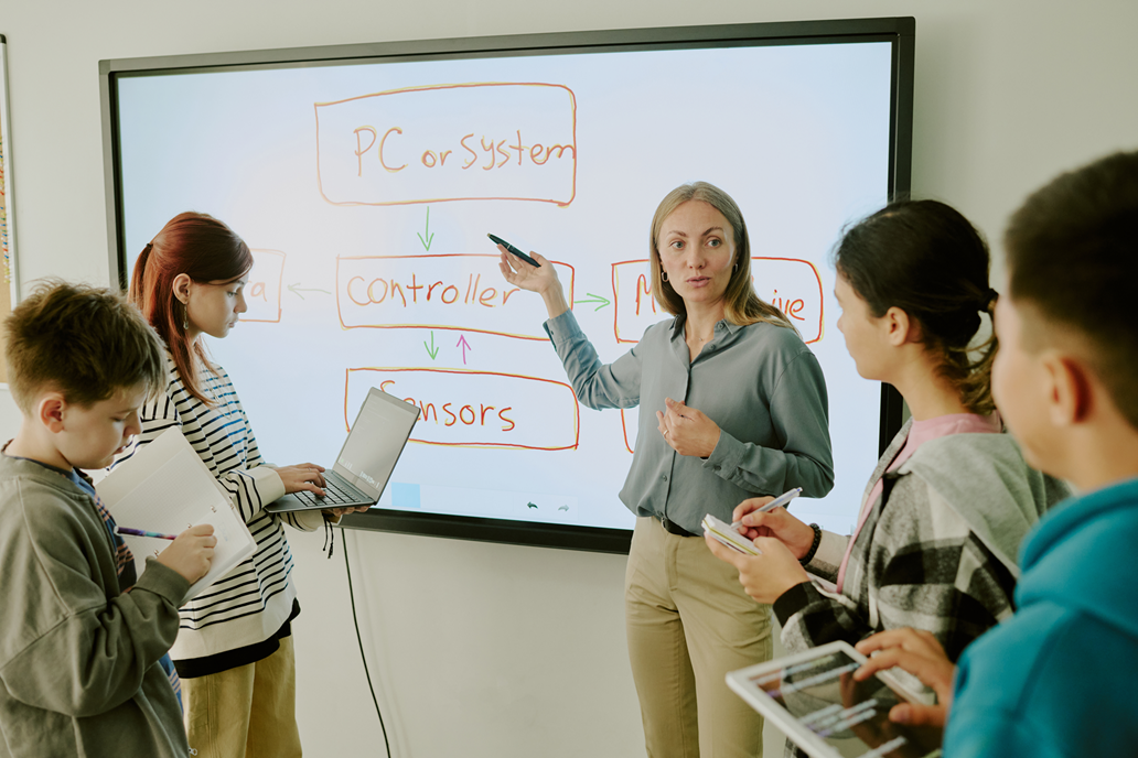 Ar interaktyvi lenta iš tikrųjų gerina mokymąsi? Ką sako EEF, OECD ir JRC tyrimai – kada technologija veikia, o kada ne