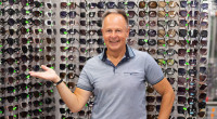 Du dešimtmečius dirbantis akinių meistras dėmesiu apgaubia kiekvieną klientą