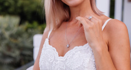 Smulkūs, subtilūs, įspūdingi: kokie kaklo pakabukai šį sezoną madingiausi?