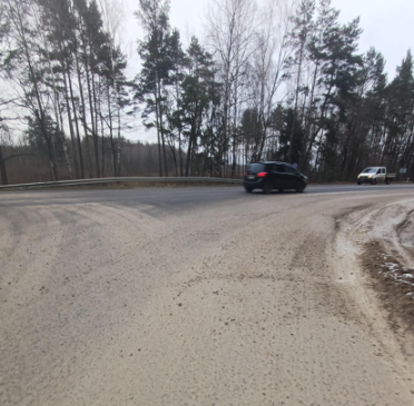 „Via Lietuva“ įspėja vairuotojus dėl kelio dangos taršos – pasekmės gali būti skaudžios