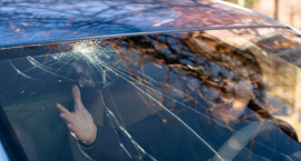 Įtrūkimas – mažas, rizika – didelė: laiku nesuremontuotas automobilio stiklas gali lemti tūkstantinius nuostolius