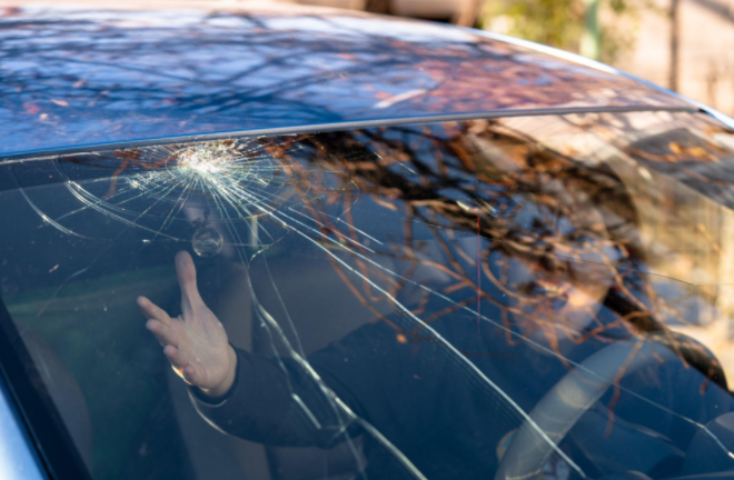 Įtrūkimas – mažas, rizika – didelė: laiku nesuremontuotas automobilio stiklas gali lemti tūkstantinius nuostolius