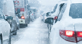 Kaip saugiai važiuoti per pusnis: patarimai vairuotojams