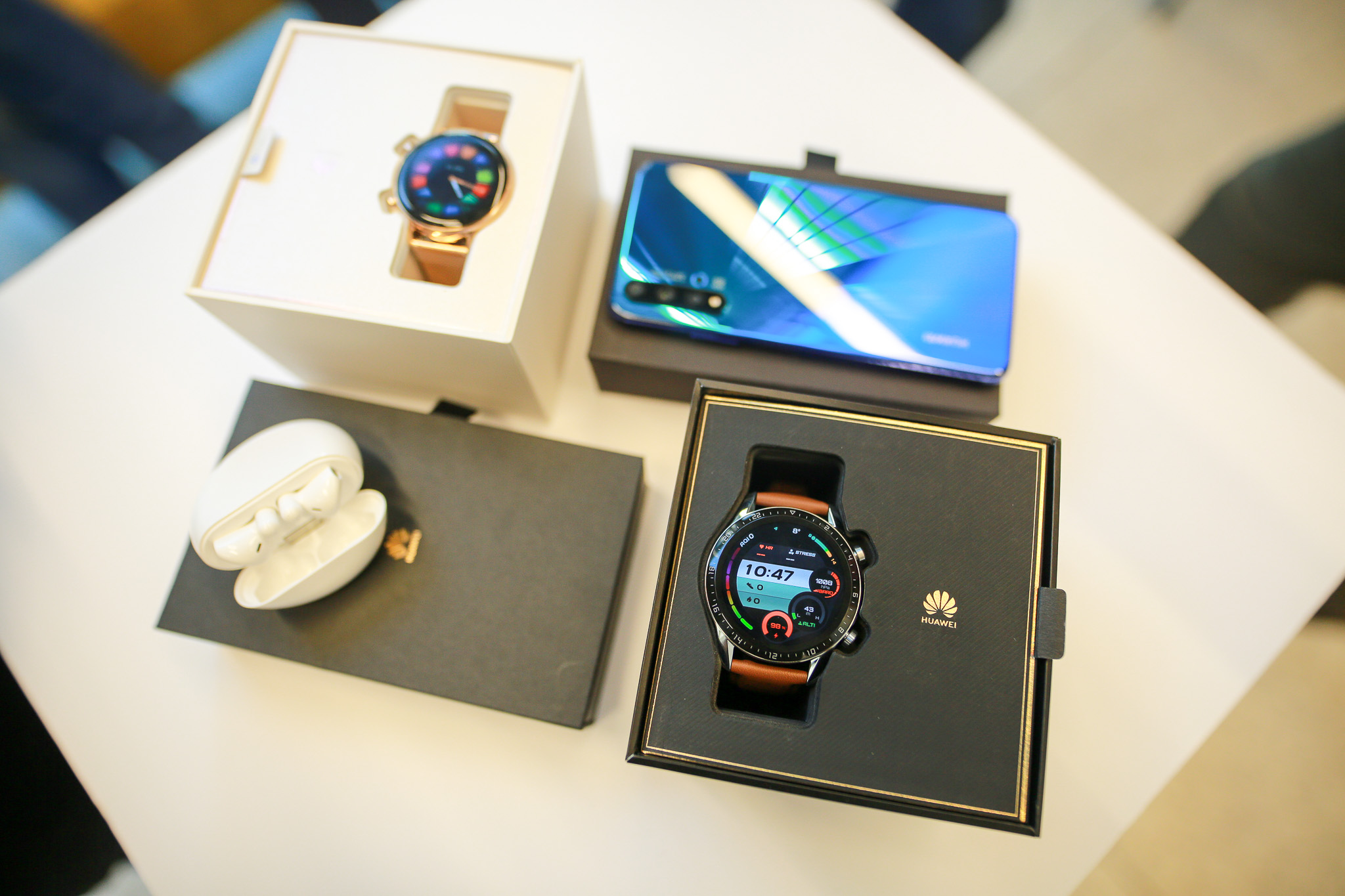 „Huawei“ pristatė naujienų: naują telefoną, ausines ir laikrodį