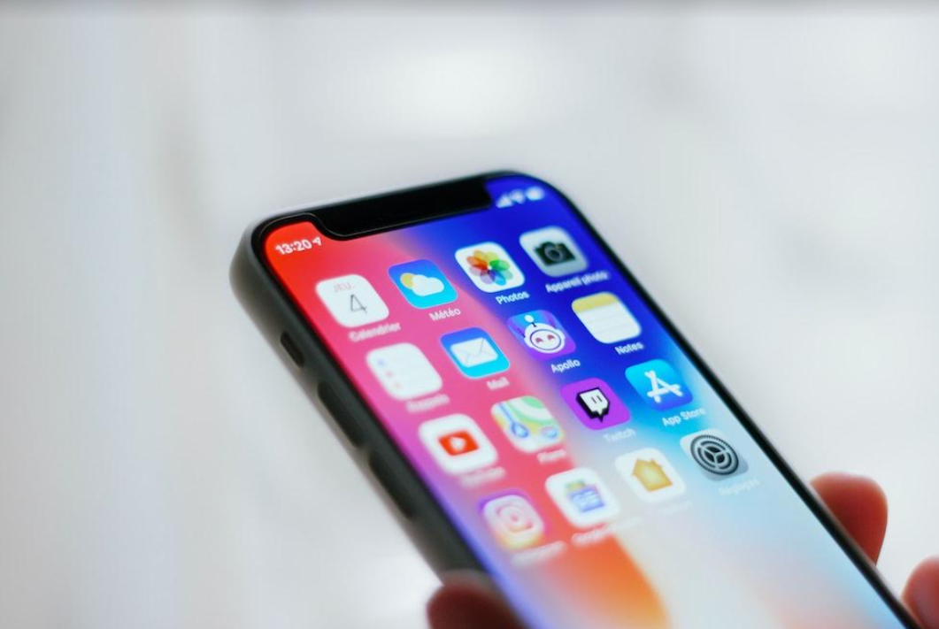 Negirdėti „iPhone 12“ triukai: nuo kūdikio verksmo atpažinimo iki realistiško akių kontakto vaizdo skambučiuose