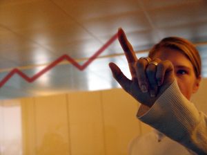 Tyrimas: moterų finansinė laisvė mažesnė nei vyrų 