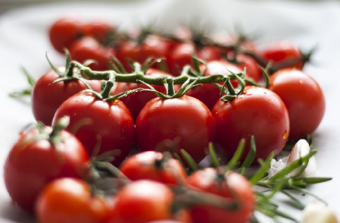 Pomidorų šventė įsibėgėja: 3 idėjos, ką gaminti iš gausaus derliaus