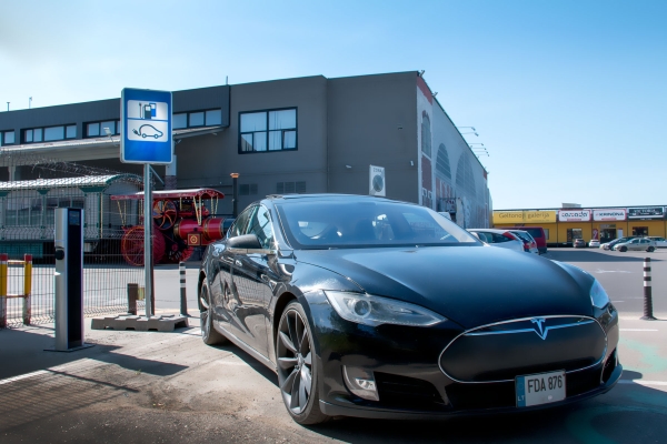 Elektromobilius krauti kvies prie visų atnaujinamų „Iki“